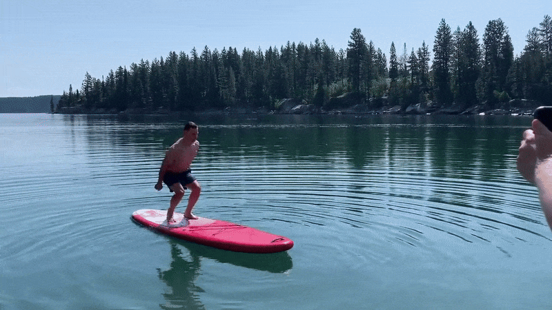 Sora 2 动作示例：桨板后空翻