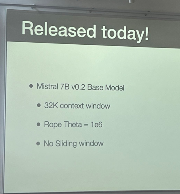 73亿参数顶级开源模型Mistral-7B升级到v0.2版本，性能与上下文长度均有增强。